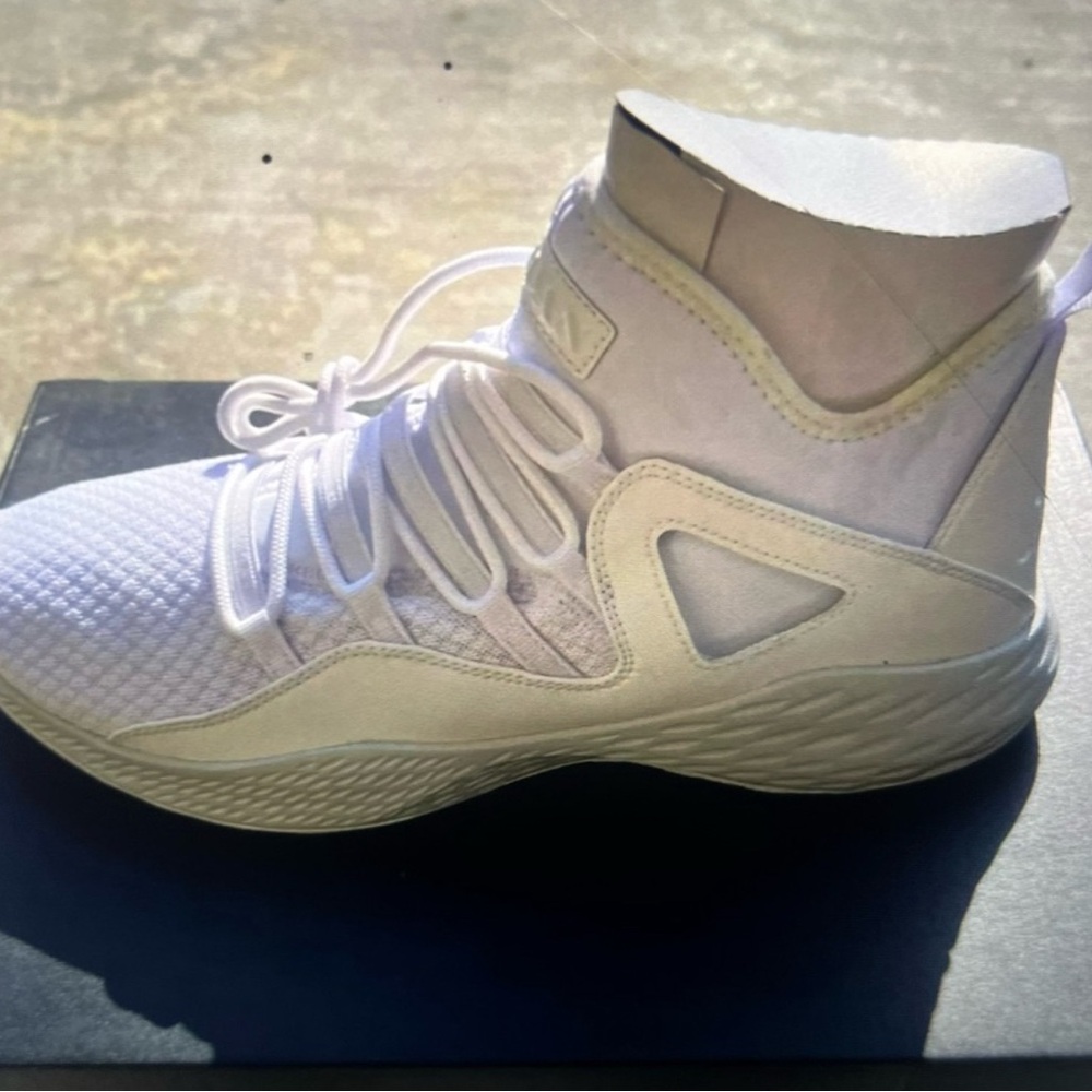 NWB white leather Jordan men White Sneakers size 10.5 - Picture 3 of 4